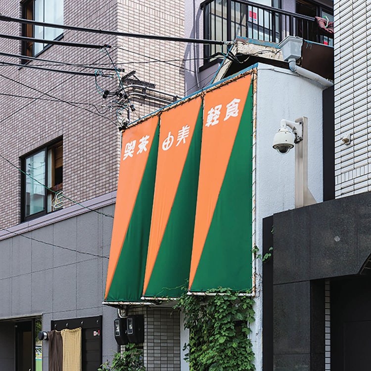 内海さんは「ピクトさん」（酷い目に遭っている可哀そうなピクトグラム）、「ペッ景」（ペ ットボトルのある風景）、「装飾テント」（装テン）などを鑑賞。