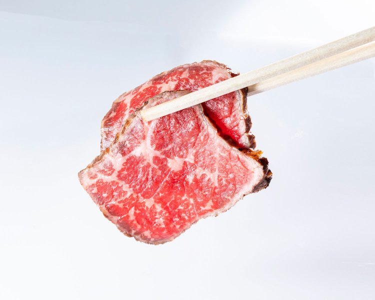 鮮やかなバラ色とサシを見よ！