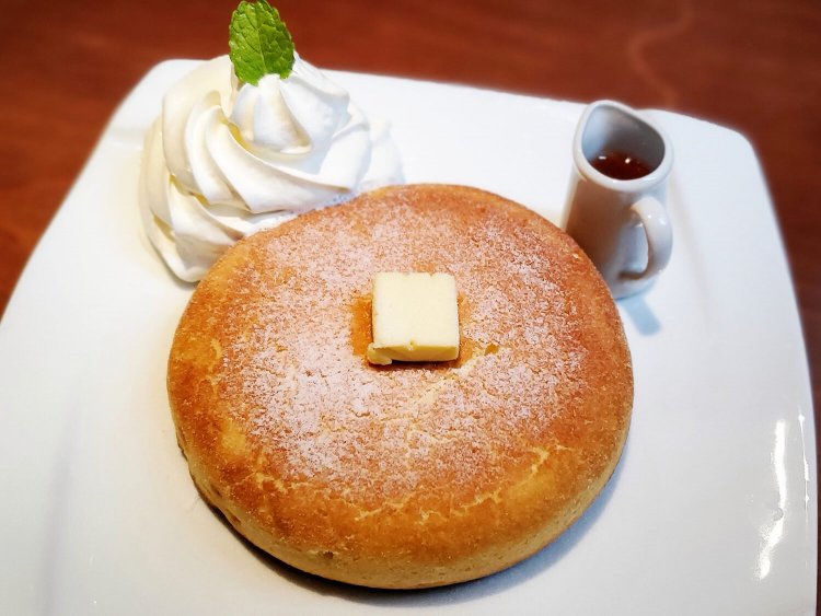 石釜焼きホットケーキセット 1100円（税別）。