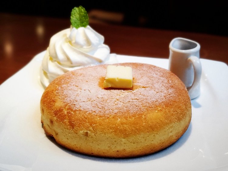 石釜焼きホットケーキセット 1100円（税別）。