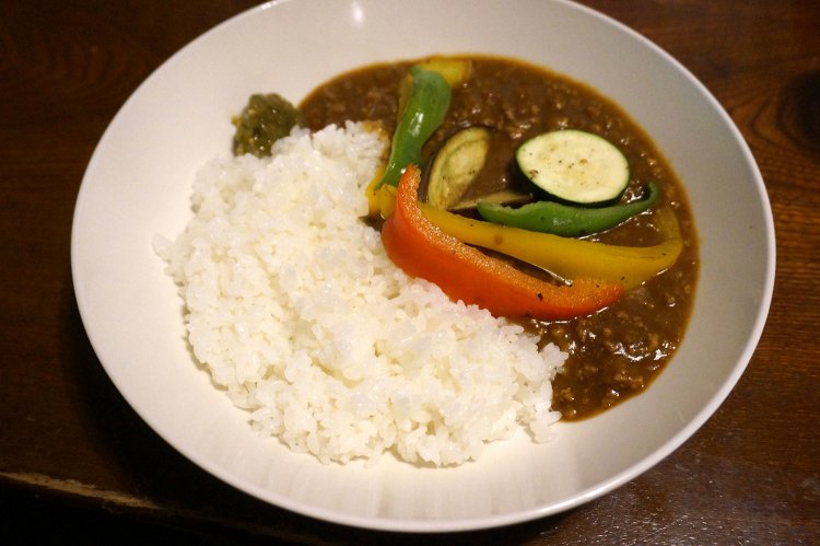 お店は料理メニューも複数あり、カレーも名物。写真は現在提供中の夏野菜のカレー900円。食事はすべてミニサラダ・ミニスープ・コーヒーまたは紅茶付き。
