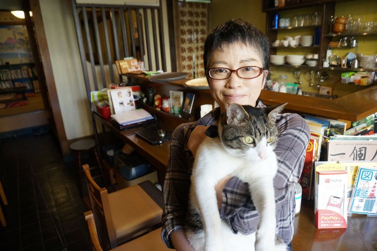 自宅でも猫を2匹飼っているという川島さん。ここで店を始めたのは「場所が青梅街道沿いだから」というのが決め手になった。