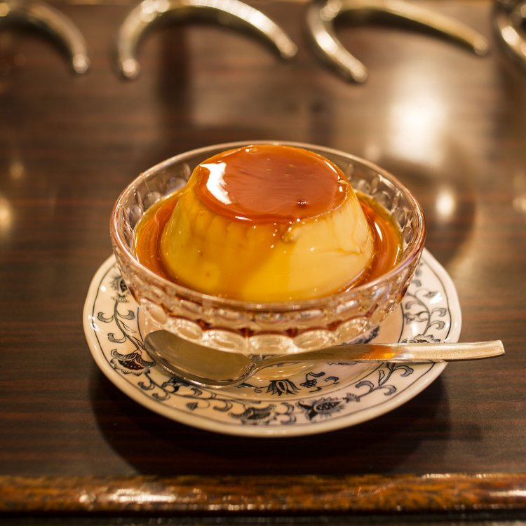 特製ジャンボプリン400円。サイフォンで淹れるコーヒーとセット700円。