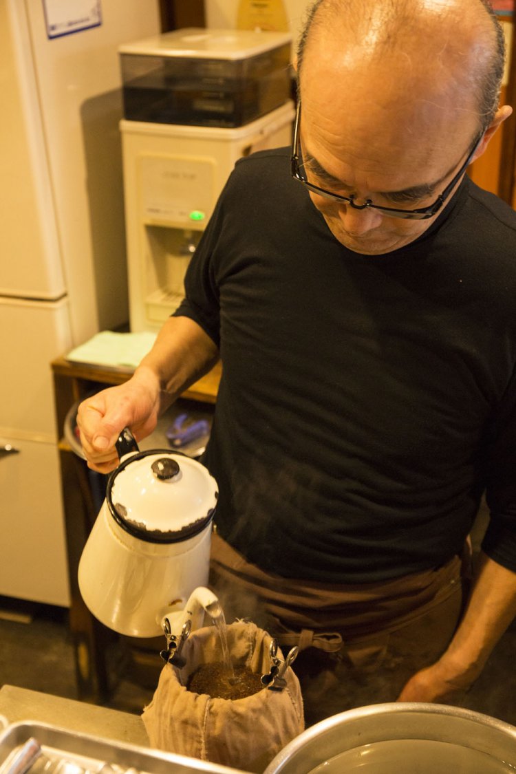 ネルドリップでコーヒーを淹れるマスター。1964年から営む。