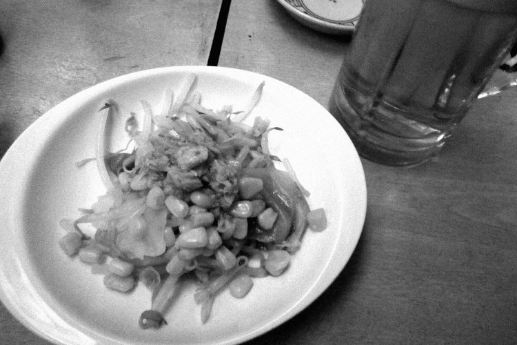 お通しは決まってこれだった。料理名は「赤ちょうちんのお通し」としか言えない。