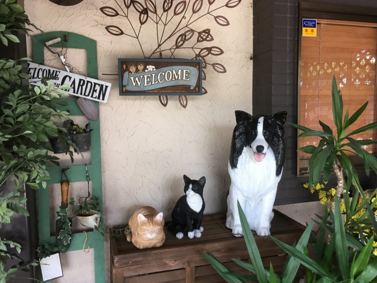 ３種が出迎える玄関（2020年・若葉台）