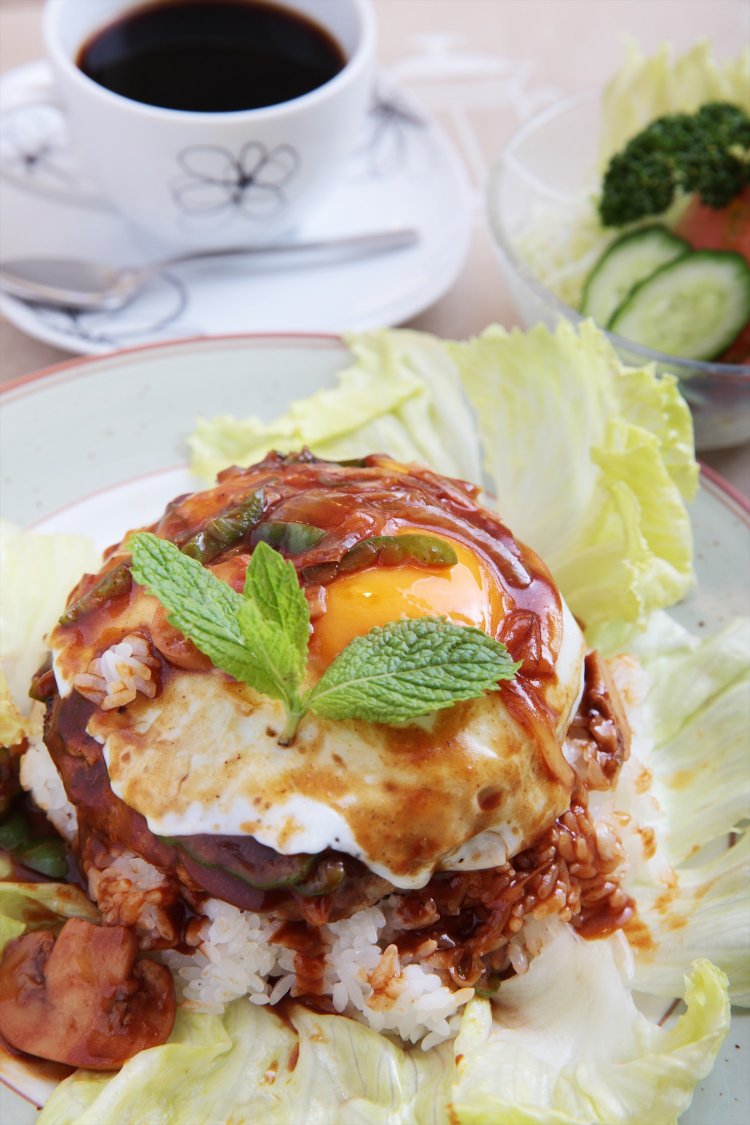 ロコモコハンバーグ930円。サイフォンで淹れるコーヒー430円は、11~15時・17時以降の食事注文で250円に。