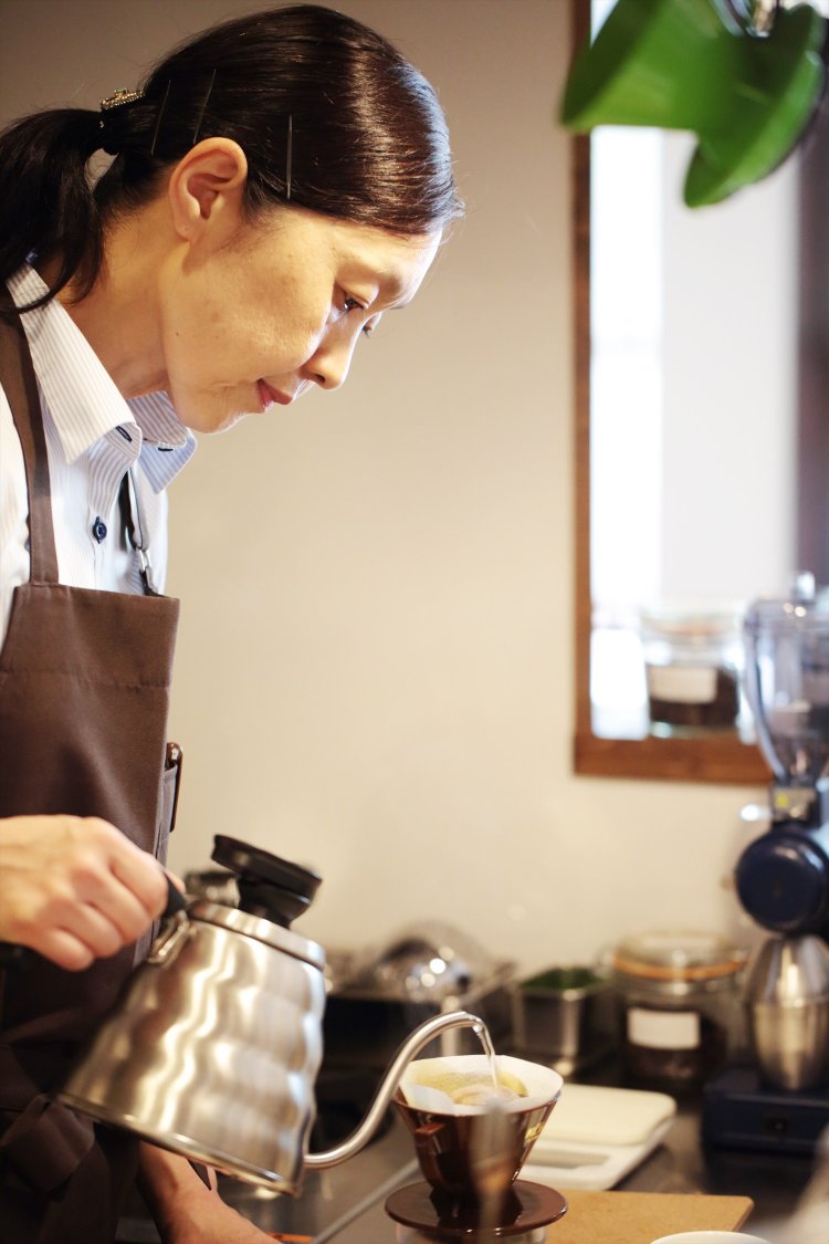 コーヒーに真摯に向き合いドリップする鈴木さん。ロンドン仕入れの茶葉で淹れる紅茶もある。
