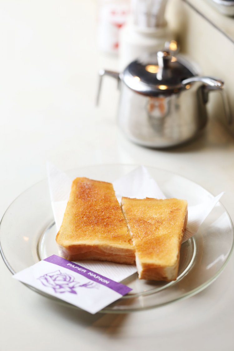 2枚3枚と注文する人も多いトースト110円。ブレンドコーヒー350円。