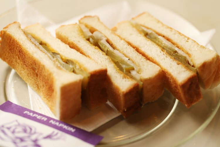 絶品マスタードが味を引き立てる名物オニオントースト280円。