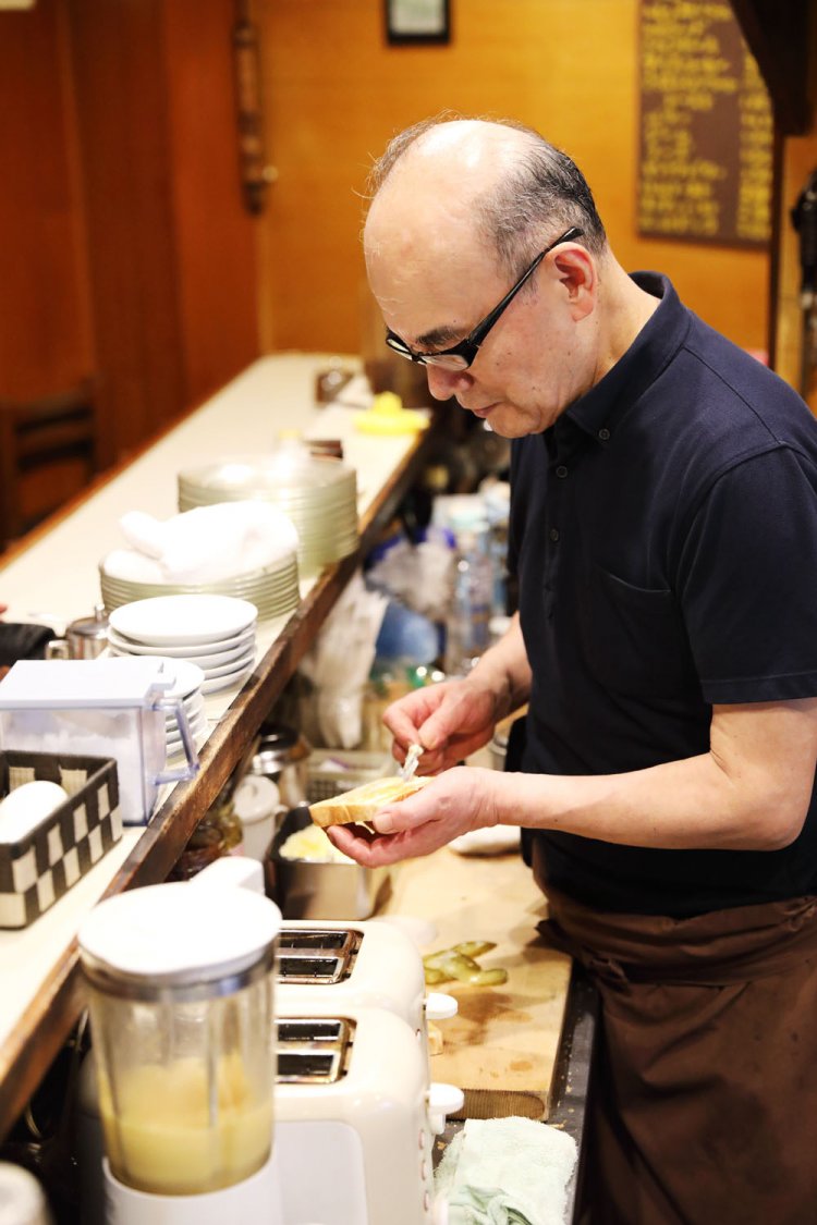 忙しい時には2台のトースターを駆使する店主・藤森さん。