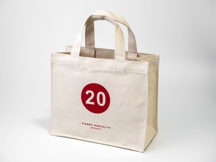 エコバッグ 1200 円（税別） サイズ 約 W24×H20×D11.5㎝　 ご近所へのお出かけに便利なミニトート。
