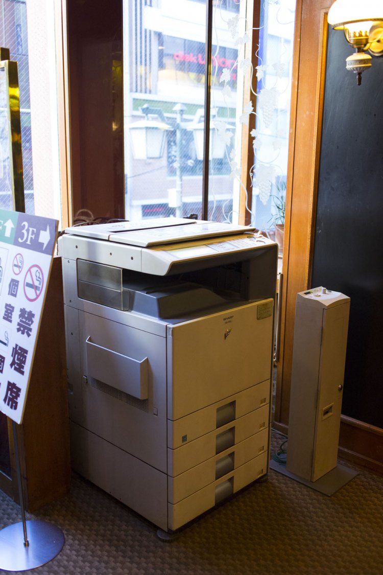 会議や打ち合わせに重宝する有料コピー機あり。