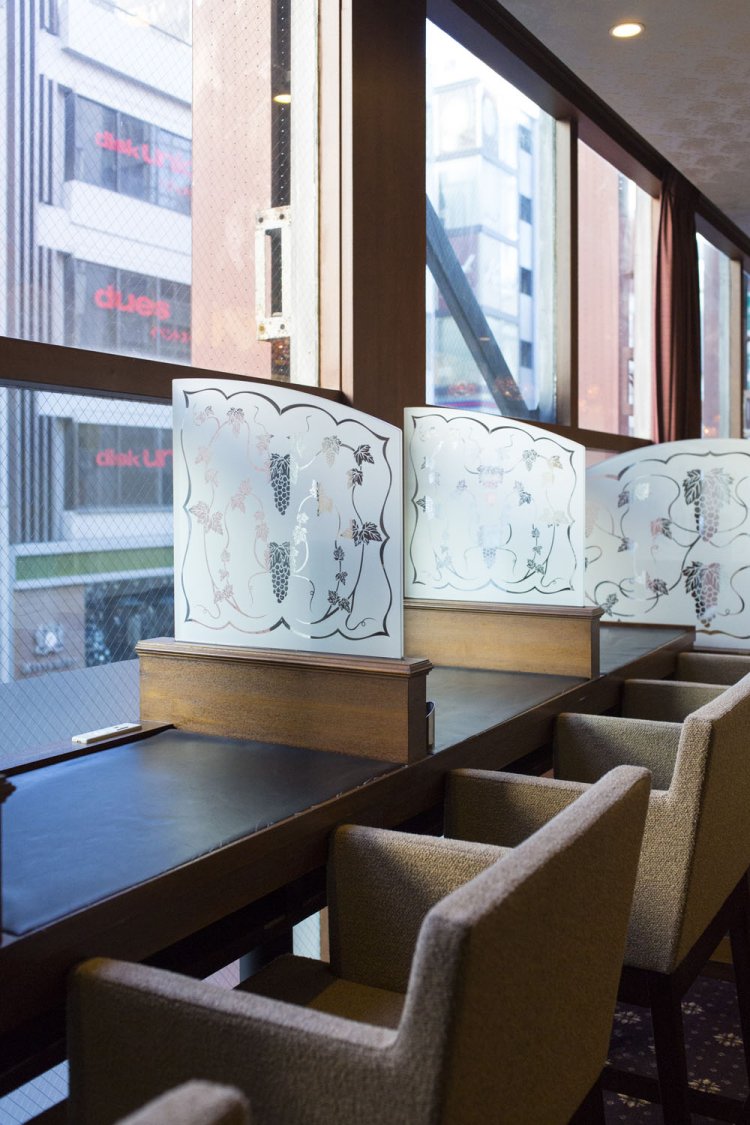 仕切りありでプチ個室気分！　有線LANも使用可能。