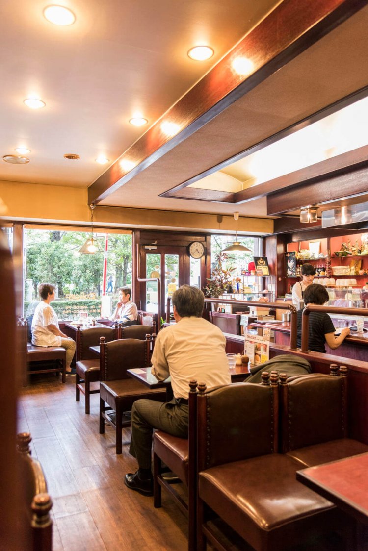 窓辺が人気席だが、窓を正面に臨む席、おこもり席もあり、座る場所で表情が変わる。