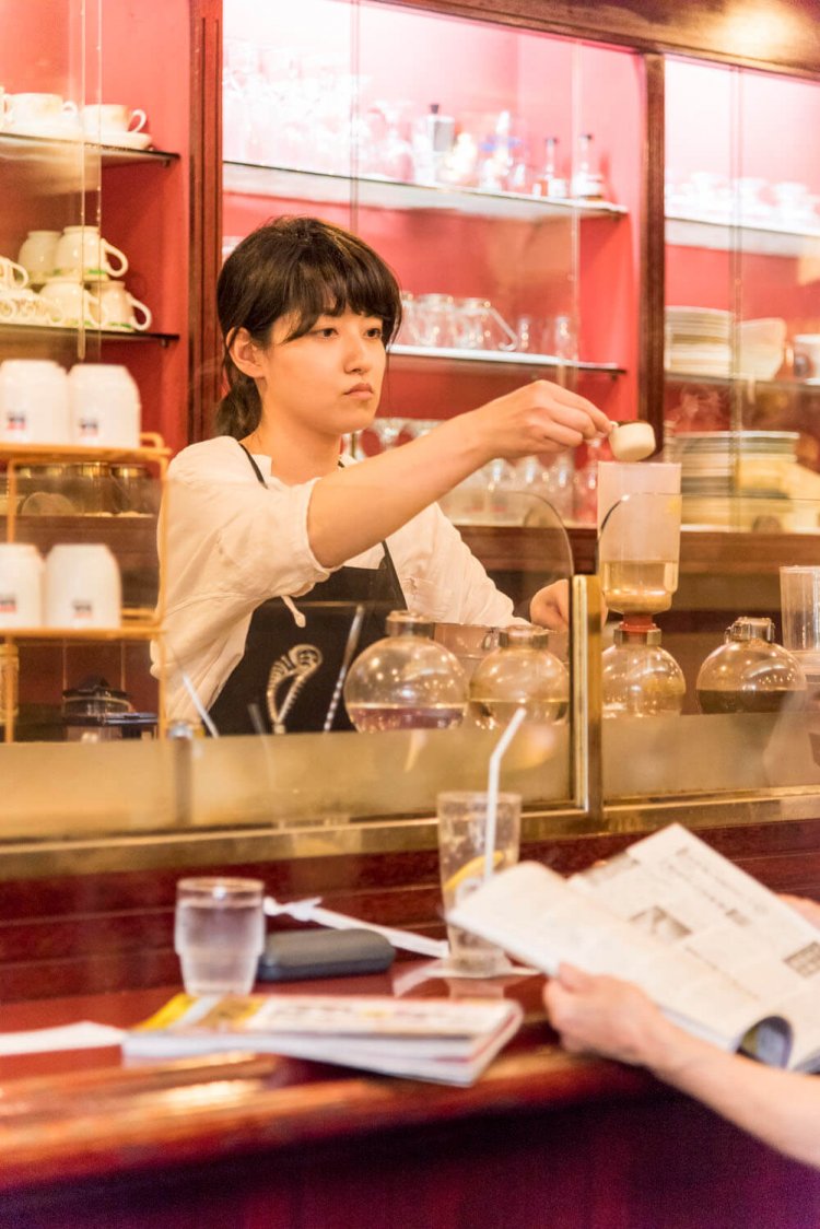 注文ごとに豆を挽き、サイフォンで淹れる永谷さん。