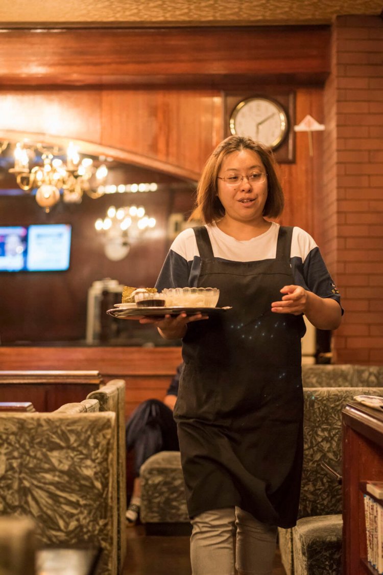 料理はすべて手作り。昼も夜も腹ごしらえに訪れる人が続々。