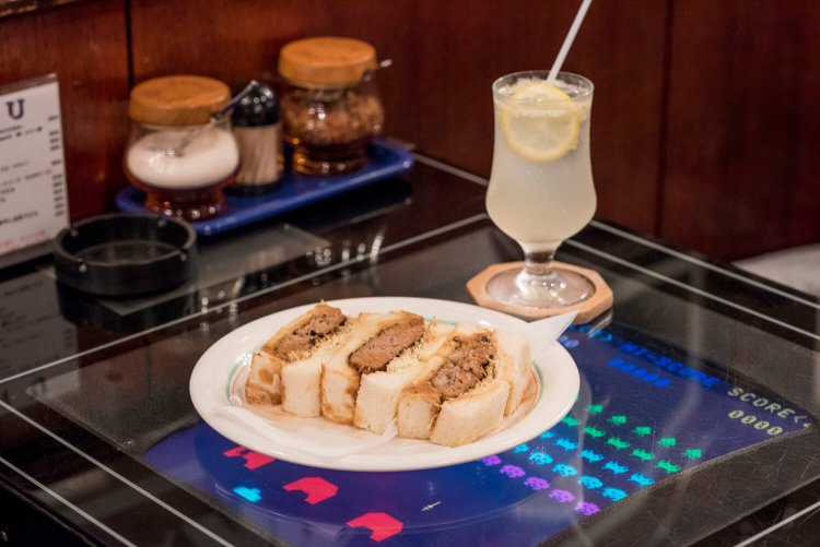 ハンバーグサンド850円、レモンスカッシュ600円。