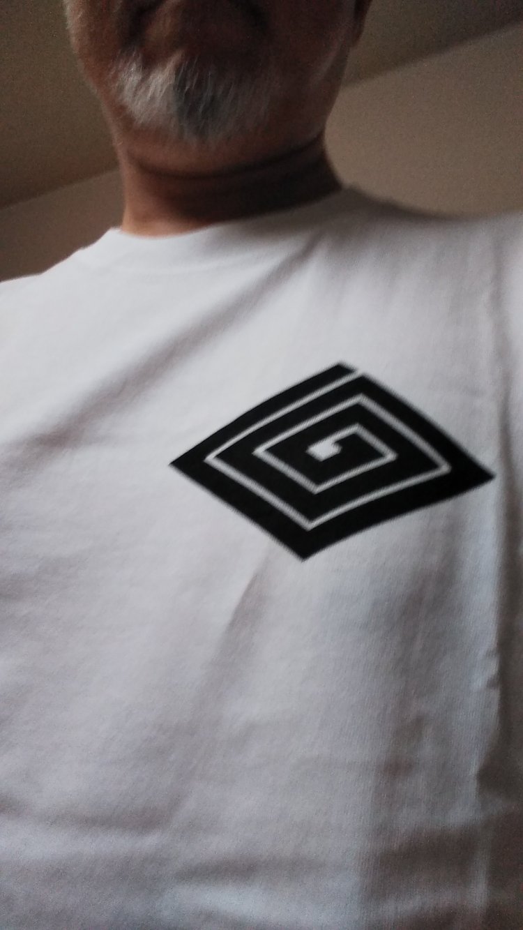 源公の3大アイテムと言えば前出の「鐘楼」「竹箒」と帝釈天の「袢纏」なのですが、袢纏の画像ゲットできず。代わりに柴又駅前の「らくがき工房 秀義八」さんで、題経寺の紋入りのTシャツを作ってもらいました。