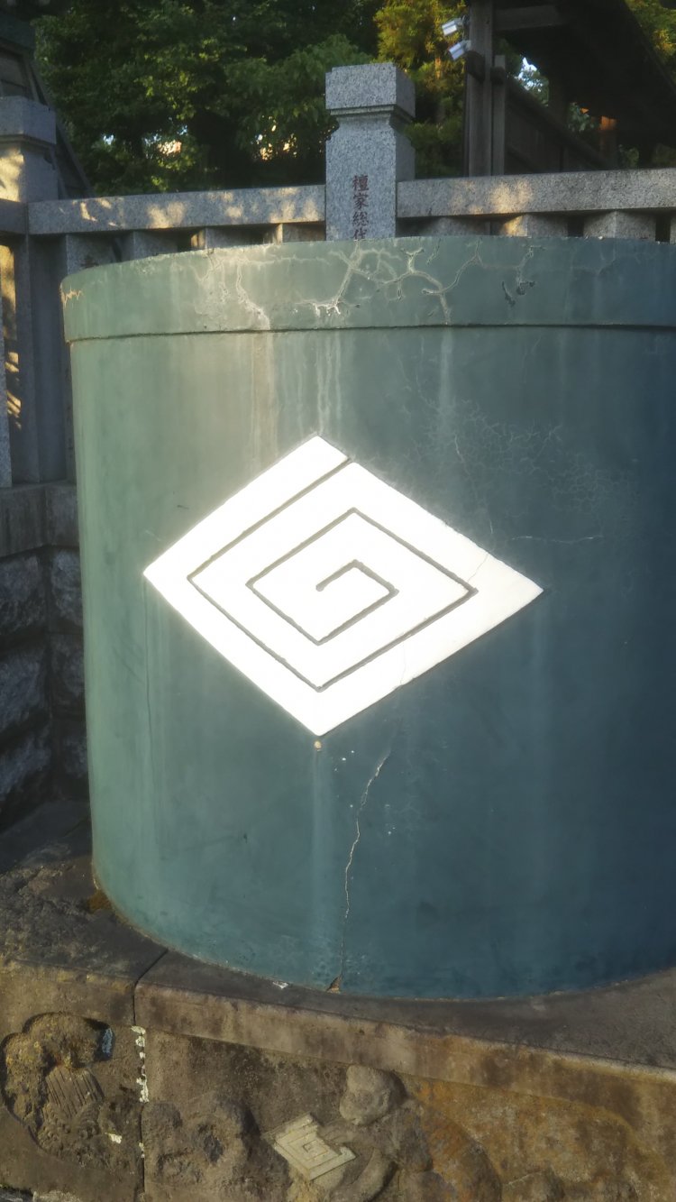 「稲妻（雷）紋」と言います。