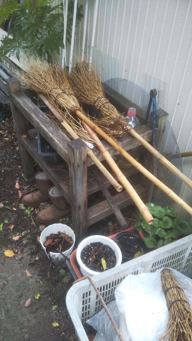 帝釈天境内で見つけた竹箒。つい源公の姿がオーバーラップ。