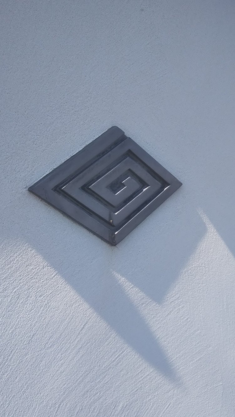 帝釈天題経寺の建造物などに施してあるひし形の渦巻き紋様は、同寺の紋。