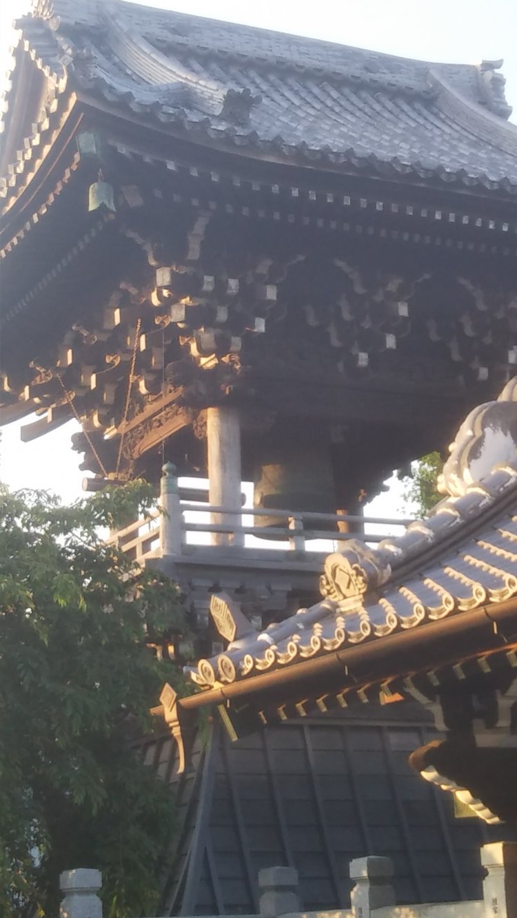 帝釈天題経寺の鐘楼。鐘つきは源公の大事なお仕事。が、2019年から人力ではなく自動制御でつかれています。