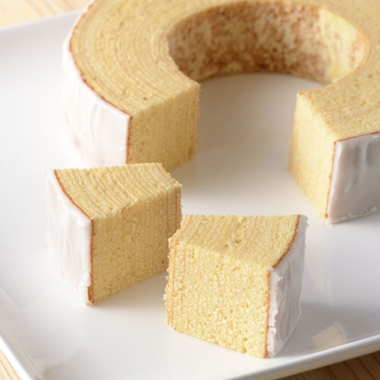 バウムクーヘン1134円。モダンな店内にはカフェが併設。