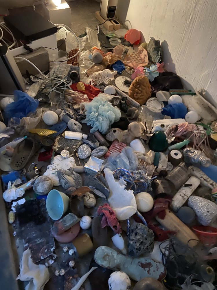 中里さんが拾い集めた漂着物たち。