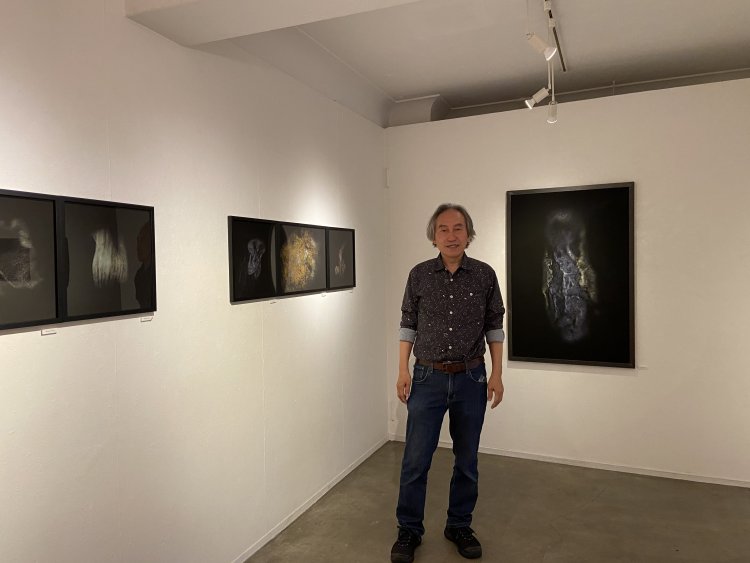 地下の会場に立つ中里和人さん。