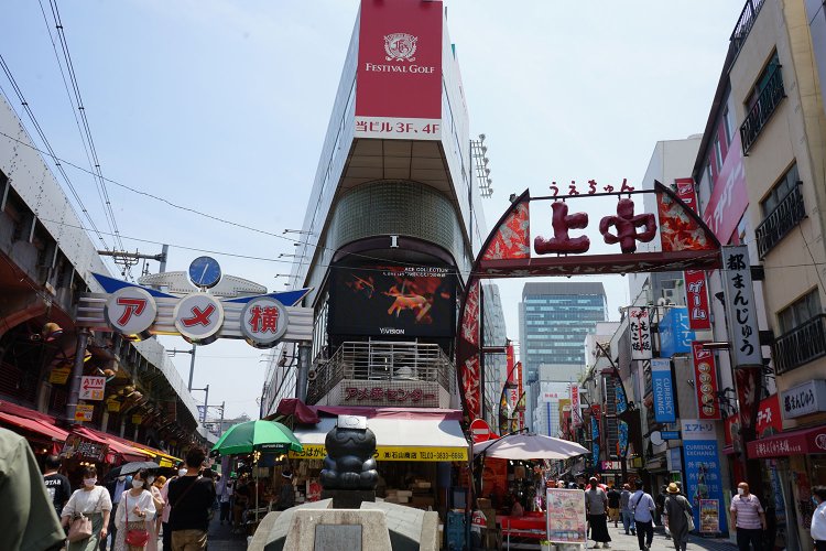 写真中央がアメ横センタービル。