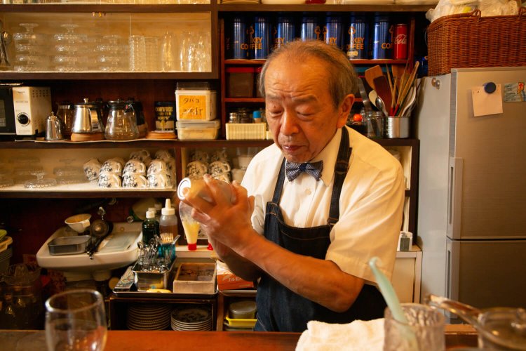 ミルクセーキを注文すると、森さんが目の前でシェイクしてくれる。