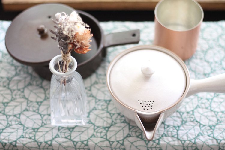 右下から時計回りに『Allegory HomeTools』の冠急須6930円、一輪挿し528円、耐熱陶器のフライパン2750円、燕三条の銅タンブラー3300円。