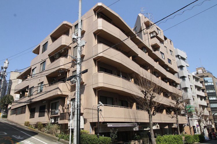 壁紙専門店『WALPA STORE TOKYO』などが一階に入っている「シャルマンコーポ恵比寿」。