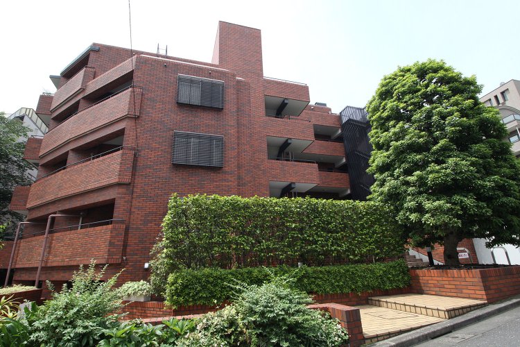 「『メゾン代官山』のエントランスは地階に下るように配置し、階段回りを植栽や花木で彩ることで花壇のような役割を与えています」と石川さん。