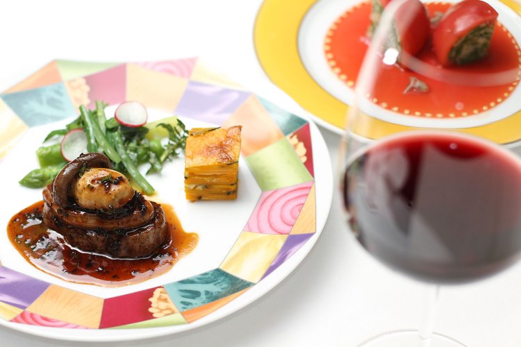 『モナリザ』の1万1000円のディナーコース（サービス料10％別）の二品の一例。牛フィレ肉のロッシーニ（1650円追加料金）とトマトのロザス仕立て。