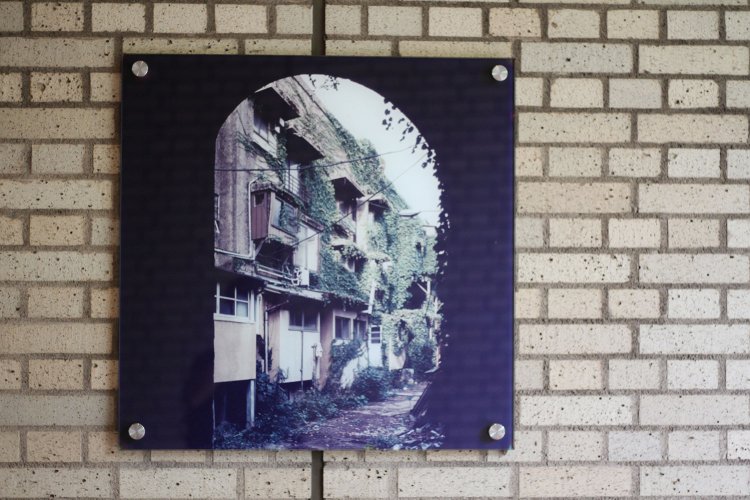 「代官山アドレス」の通路に、アパートの昔の写真が展示されていた。