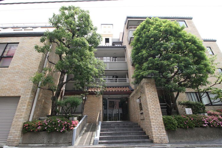 『代官山風の館』は、シャモットタイル仕上げの外壁や中庭空間を設けた階段状の構成、屋根中央にそびえる尖塔が、まるで絵画のよう。