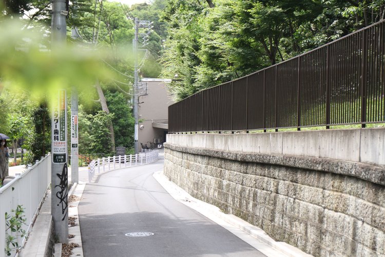 かつて、坂の上で石臼の目を切る仕事をしていた人がいたことから、その名がついたとされる目切坂。この先に東京音楽大学。