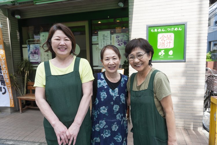 「スタッフは女性ばかりなので、女性一人のお客さんも多いです」と店主の宗松由美子さん（中央）。