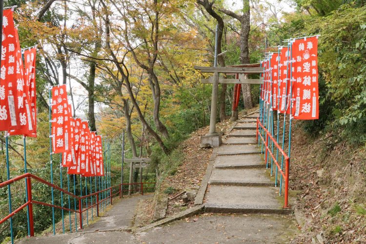 雌嶽へと降りてゆく。