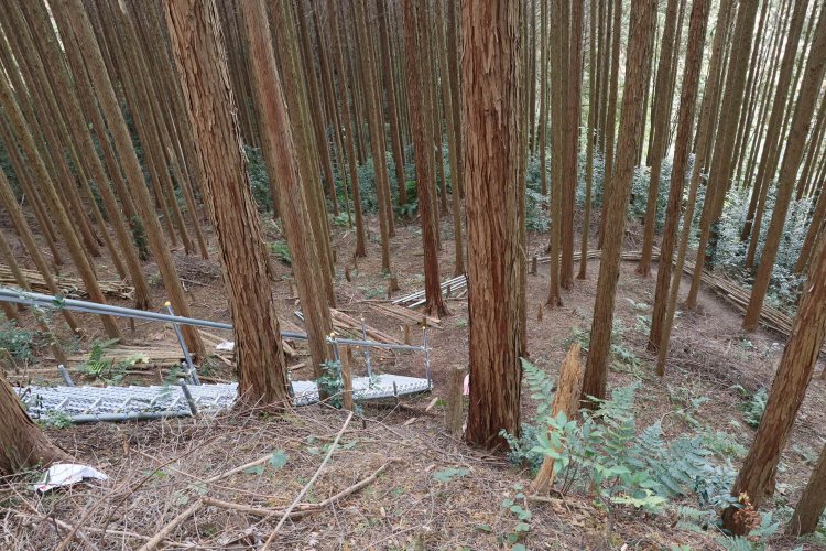 松永屋敷エリアの先端部。急斜面に手すり付きの鉄階段が巡らせてあった。