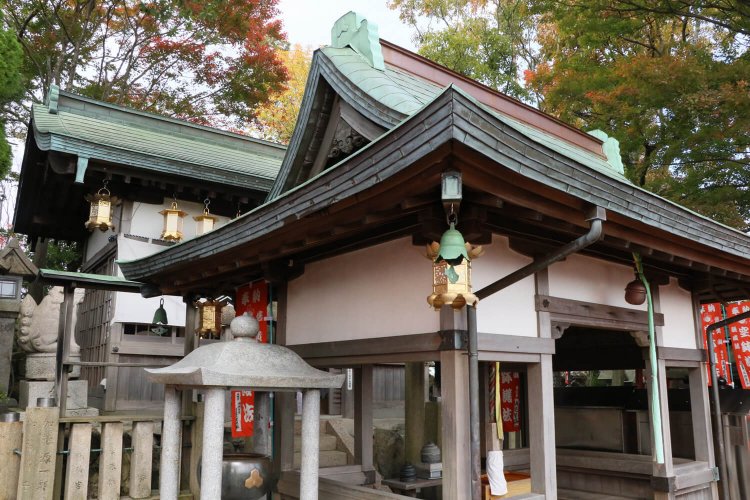 朝護孫子寺本堂そばの水屋から水を運び、空鉢護法堂に供えると一願成就するという。