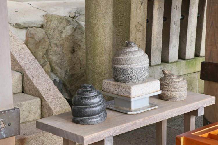 茶釜か!?　かと思ったら蛇がとぐろを巻く線香台だった。