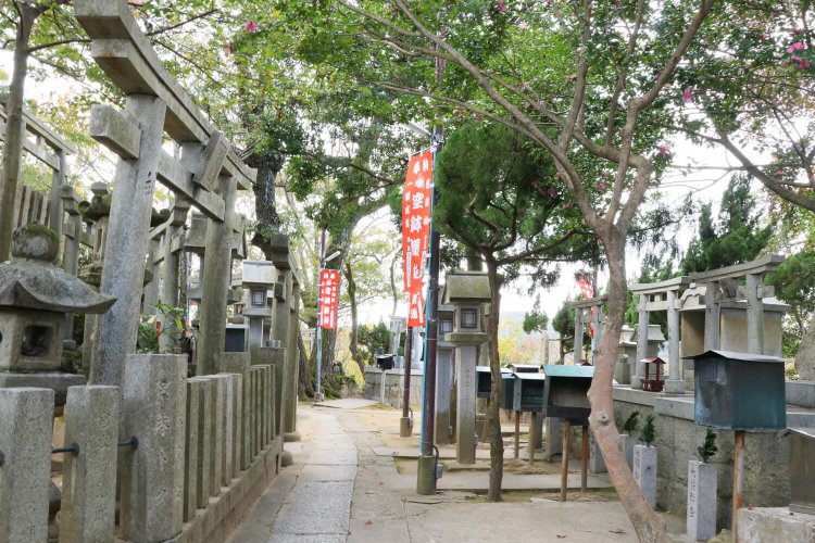 空鉢護法堂の周囲はビッシリと並んだ祠が護っている。