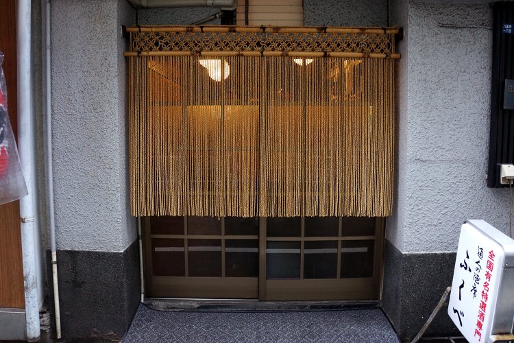 東京の粋が凝縮されたような店がまえだ。