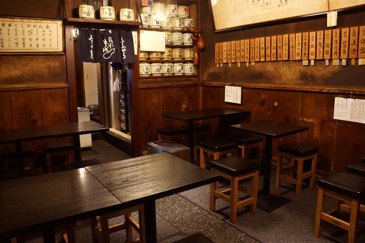営業中は活気あふれるテーブル席。