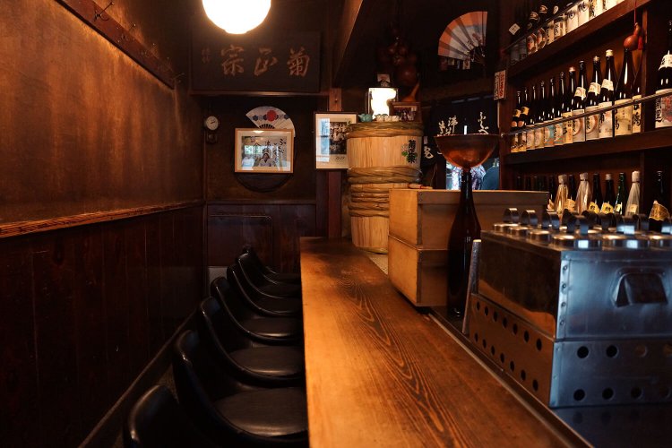 ヒノキ一枚板のカウンターが重厚なカウンター席。