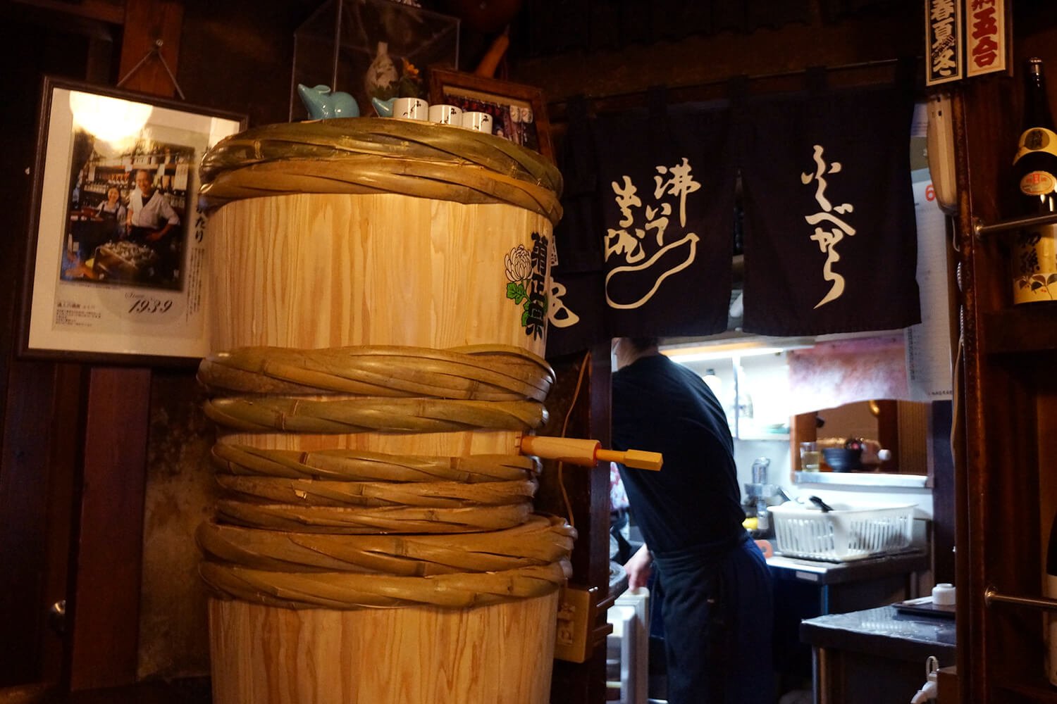 日本橋『ふくべ』~粋の象徴のような老舗酒場で、お燗の樽酒に酔う~【飛びこめ名酒場】|さんたつ by 散歩の達人 日本橋『ふくべ』~粋の象徴のような老舗酒場で、お燗の樽酒に酔う~【飛びこめ名酒場】|さんたつ by 散歩の達人