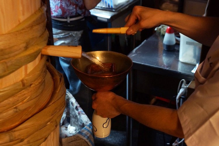 次は常温でもらおう。樽の中身の量によっても水圧が変わるので、注ぐのにも技がいる。